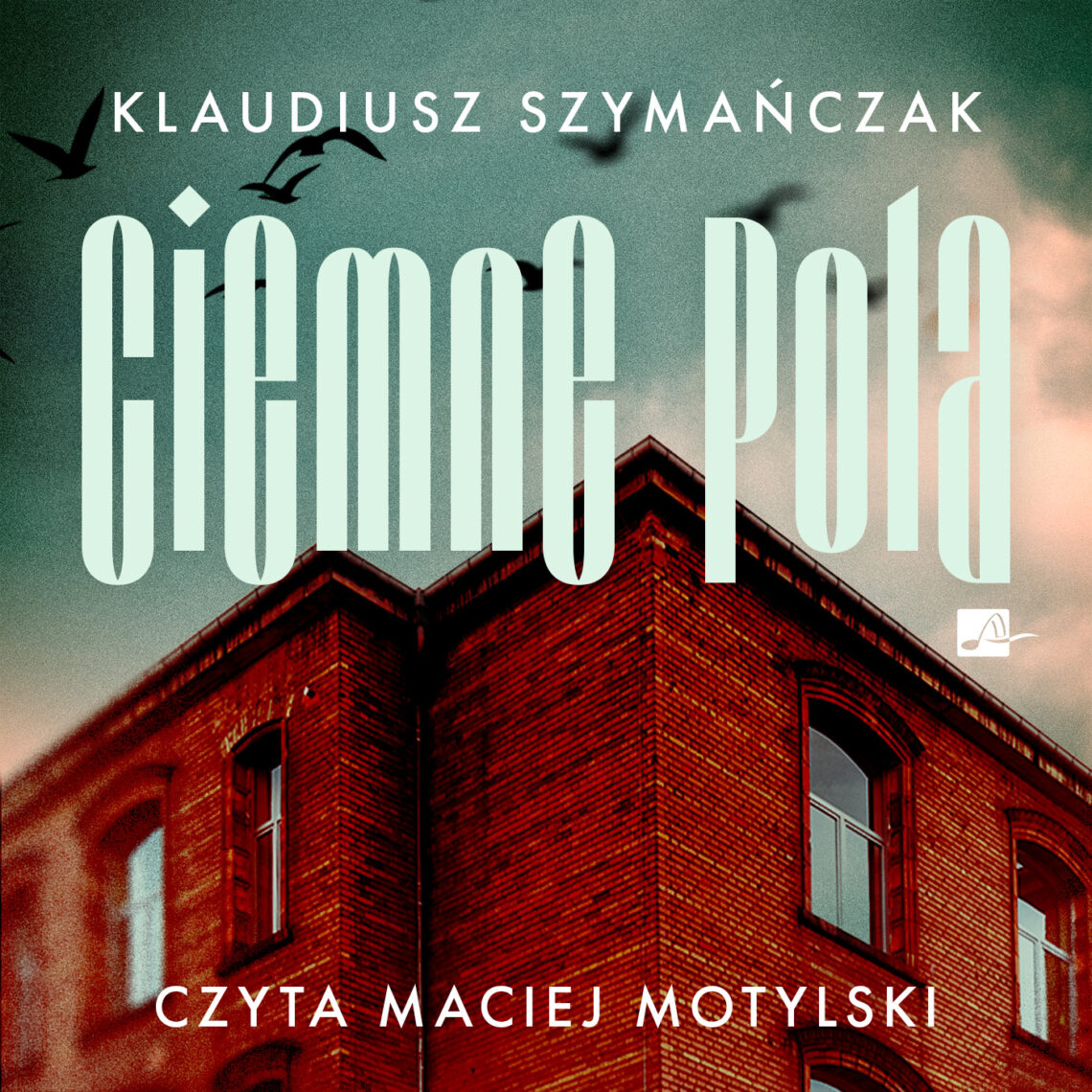 Okładka książki „Ciemne pola” Klaudiusza Szymańczaka utrzymana jest w mrocznym, realistycznym stylu i przedstawia narożnik czerwonego, ceglanego budynku na tle nieba z unoszącymi się sylwetkami ptaków. Dominują przytłumione zielenie i czerwienie, a duży, jasny tytuł kontrastuje z ziarnistą fakturą obrazu, budując niepokojącą atmosferę.