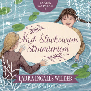 Okładka książki „Nad Śliwkowym Strumieniem” Laury Ingalls Wilder utrzymana jest w delikatnym, ilustracyjnym stylu i przedstawia dwoje dzieci stojących w płytkiej wodzie wśród lilii wodnych, otoczonych subtelnymi roślinnymi ornamentami. Dominują chłodne błękity i zielenie przełamane beżem i fioletem, a centralny owal z tytułem nadaje kompozycji spokojny, nostalgiczny charakter.