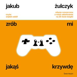 Okładka książki „Zrób mi jakąś krzywdę” Jakuba Żulczyka utrzymana jest w minimalistycznym, nowoczesnym stylu i przedstawia biały pad do gier z prostymi, czarnymi ikonami twarzy i przycisków na intensywnie pomarańczowym tle. Dominują kontrastowe kolory – pomarańczowy, biały i czarny – oraz rozproszona typografia, która rozmieszczona jest w różnych częściach okładki i nadaje jej dynamiczny charakter.
