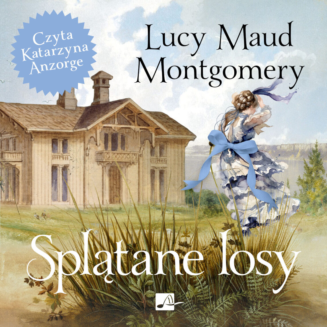 Okładka książki „Splątane losy” Lucy Maud Montgomery utrzymana jest w romantycznym, malarskim stylu i przedstawia postać kobiety w jasnej, powiewającej sukni stojącą na trawie przed dużym drewnianym domem, z widokiem na wodę w tle. Dominują delikatne beże, błękity i zielenie, a subtelna kokarda oraz jasna, elegancka typografia nadają całości nostalgiczny, nastrojowy charakter.