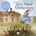 Okładka książki „Splątane losy” Lucy Maud Montgomery utrzymana jest w romantycznym, malarskim stylu i przedstawia postać kobiety w jasnej, powiewającej sukni stojącą na trawie przed dużym drewnianym domem, z widokiem na wodę w tle. Dominują delikatne beże, błękity i zielenie, a subtelna kokarda oraz jasna, elegancka typografia nadają całości nostalgiczny, nastrojowy charakter.