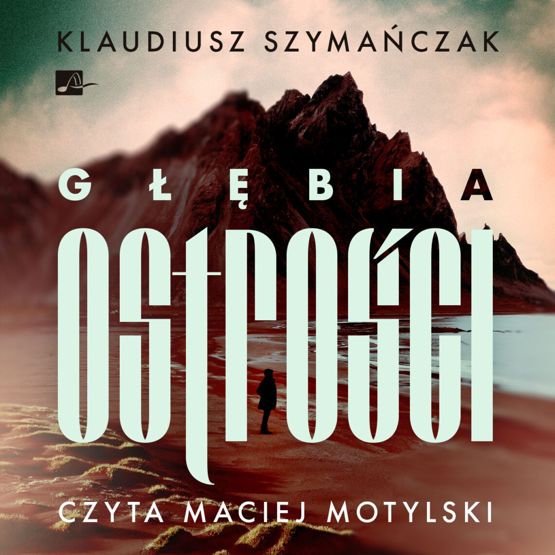 Okładka książki „Głębia ostrości” Klaudiusza Szymańczaka utrzymana jest w mrocznym, thrillerowym stylu i przedstawia samotną sylwetkę stojącą na plaży u stóp ciemnej, skalistej góry. Dominują przygaszone czerwienie, brązy i szarości, a monumentalna typografia tytułu zajmuje centralną część kompozycji, podkreślając jej niepokojący charakter.